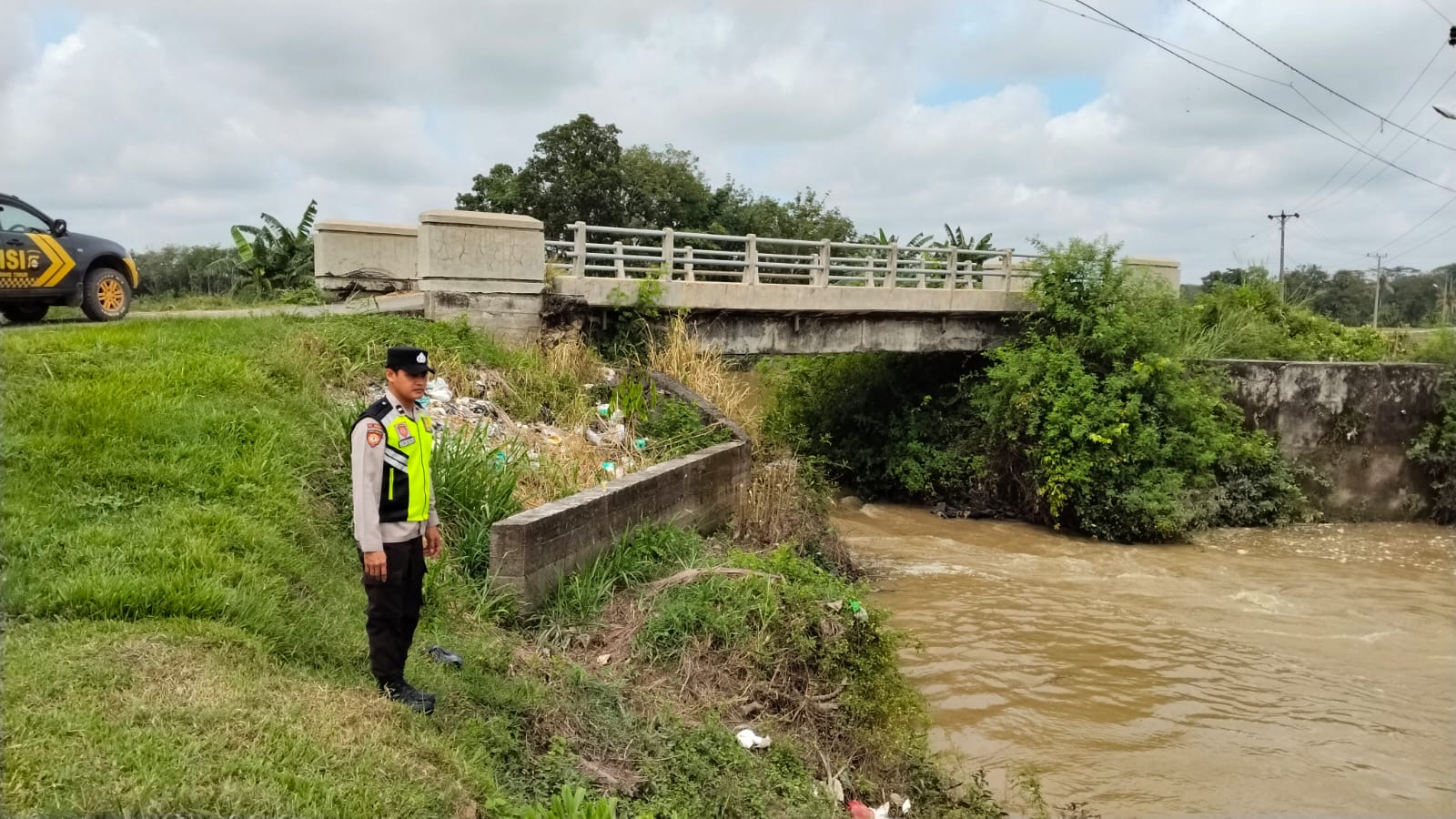 Personel Polsek Buay Madang Timur melaksanakan monitoring debit air Sungai Macak, di Desa Sukoharjo.