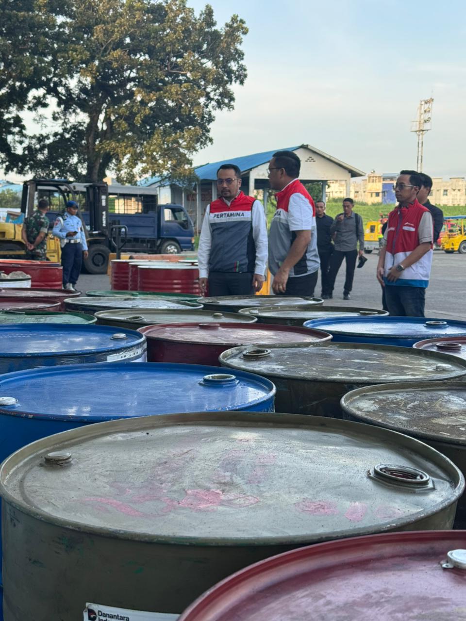 Direktur Utama Pertamina Tinjau logistik BBM Yang Akan Dikirim Via Udara Ke Aceh Tengah dan Bener Meriah