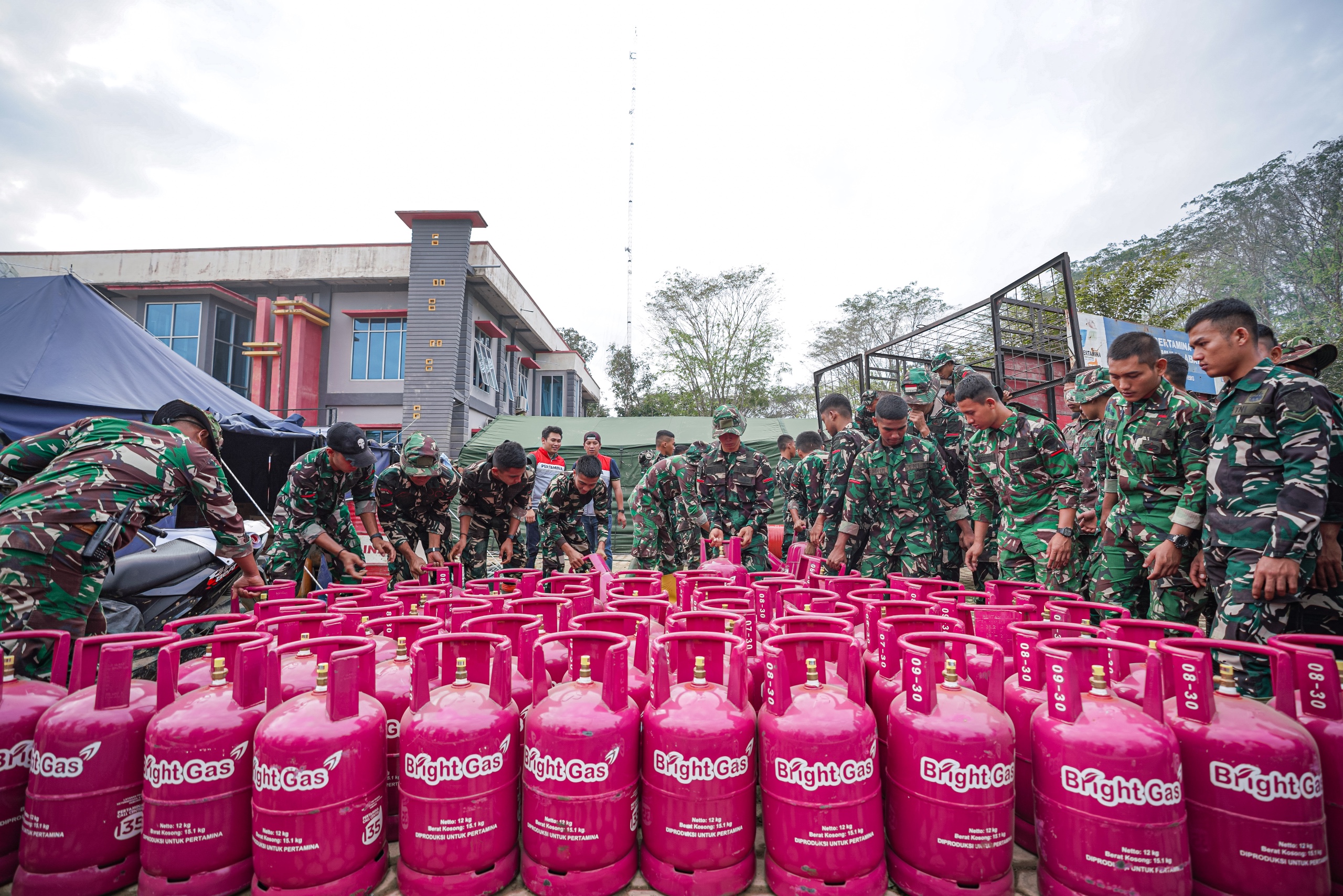 Pertamina Patra Niaga Salurkan Total 983 Tabung LPG untuk Dukung Dapur Umum Korban Banjir di Sumatera
