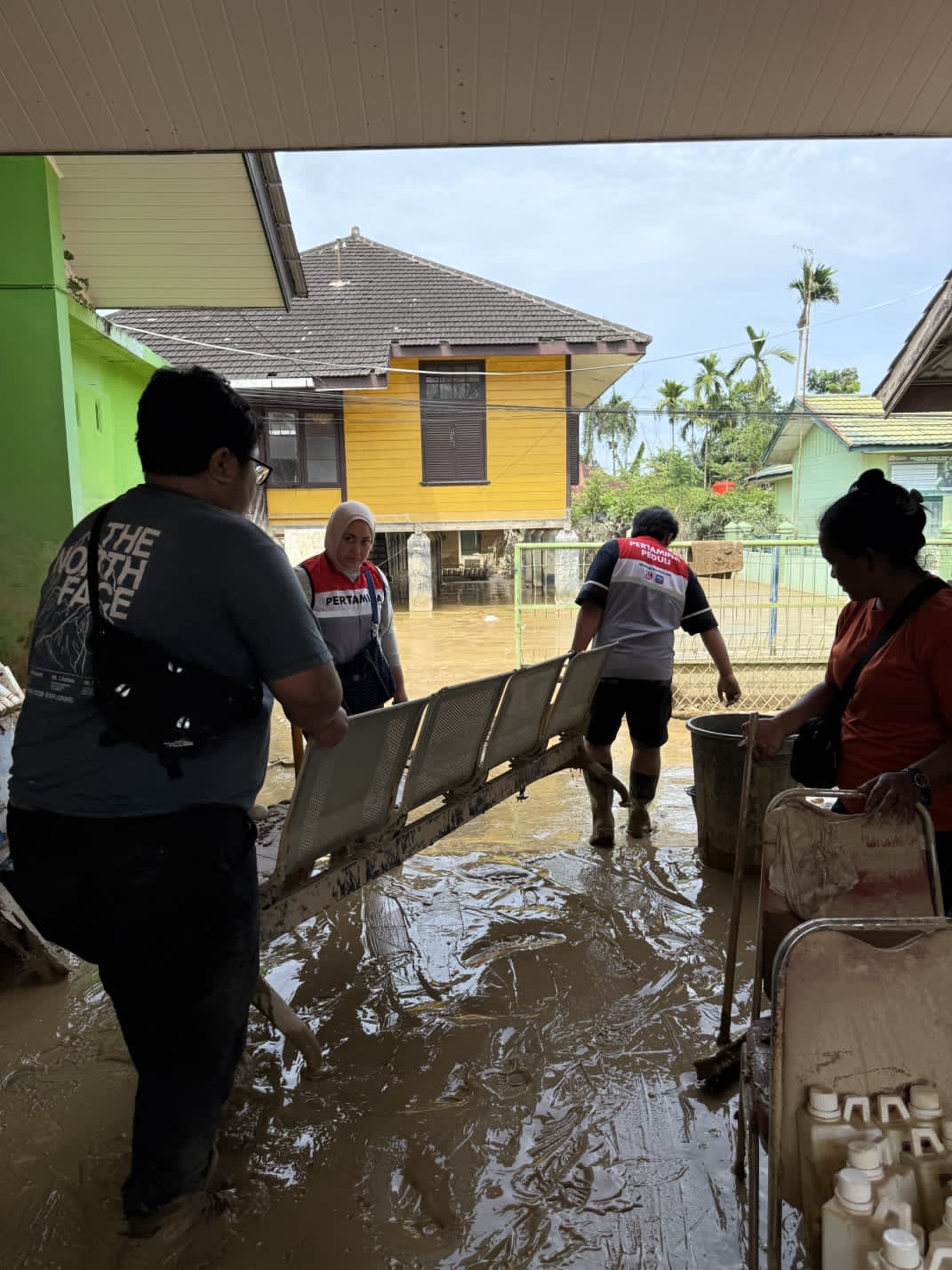 Upaya Pertamina Bersihkan Puskesmas Rantau, Pulihkan Layanan Kesehatan Masyarakat Aceh Tamiang