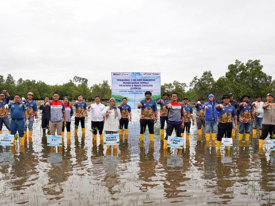 Pertamina Patra Niaga Regional Sumbagsel Hijaukan Pesisir Bengkulu di Momen HUT ke-68 Pertamina