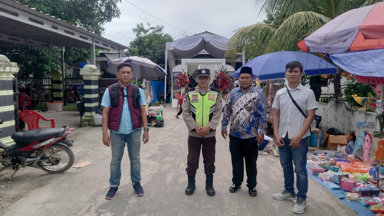 Personel Polsek Buay Madang menyampaikan himbauan larangan pemutaran musik remix di acara resepsi pernikahan di Desa Tanjung Sari, Kecamatan BMT.
