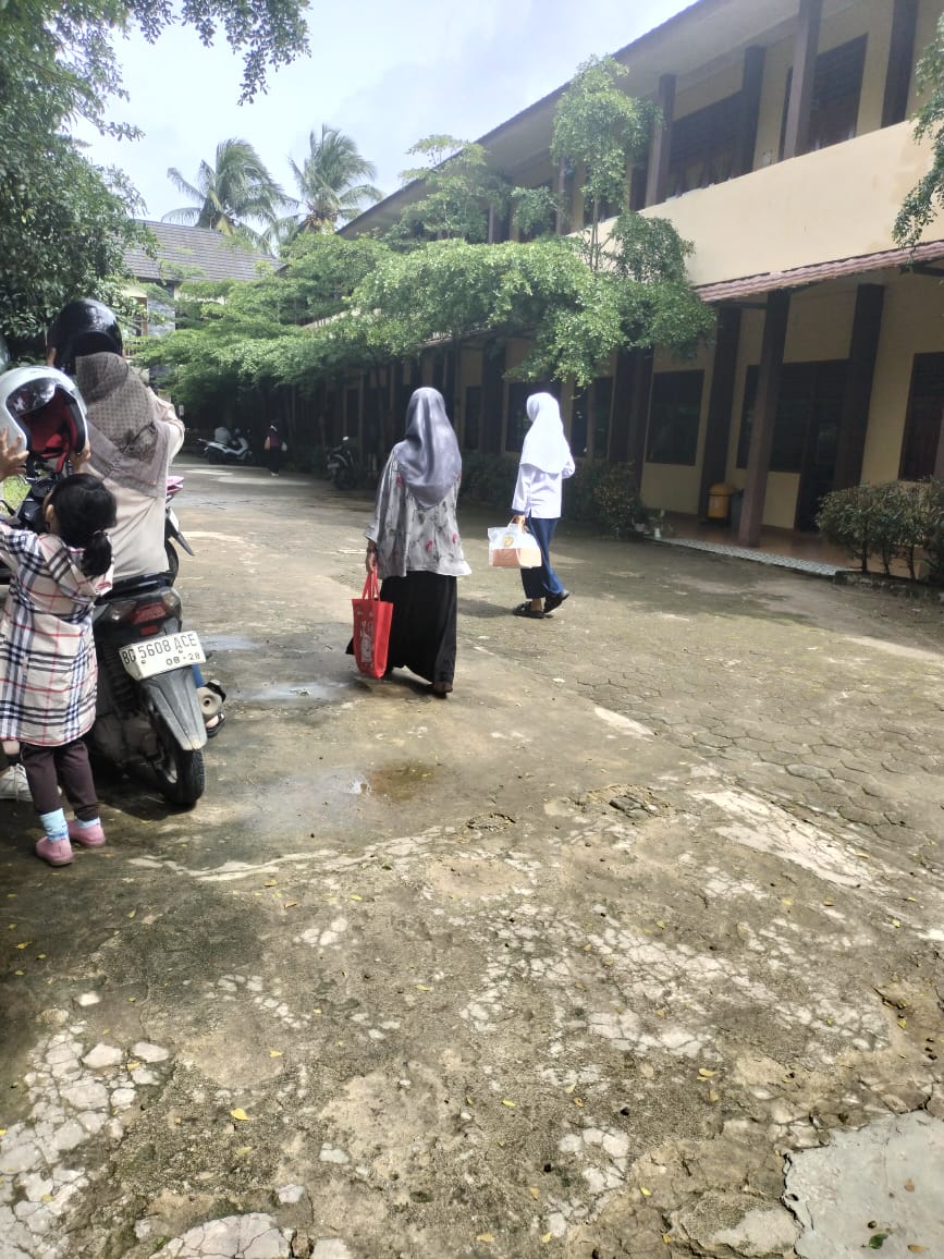 Kado dari Siswa untuk Guru, Ungkapan Tulus Rasa Terima Kasih Tanpa Paksaan