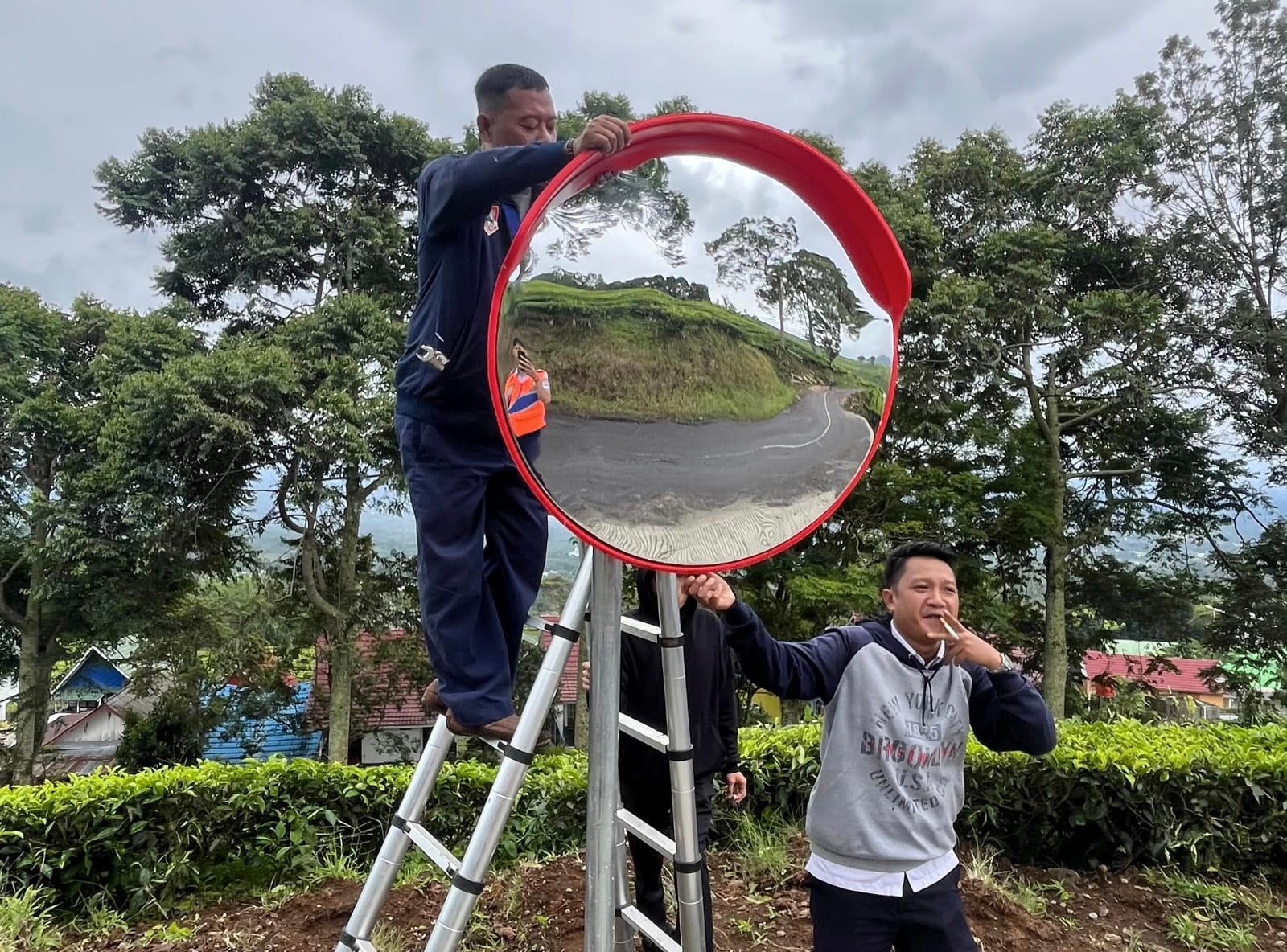 Bantu Wisatawan Kenali Medan, Dishub Pagar Alam Sebar Cermin Cembung di Titik Rawan Objek Wisata