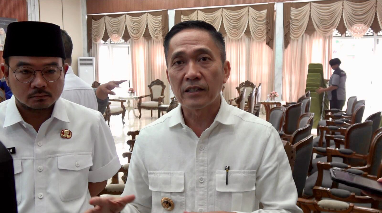 Walikota Palembang Bagikan Kain Kafan kepada ASN saat Evaluasi Kinerja 2025