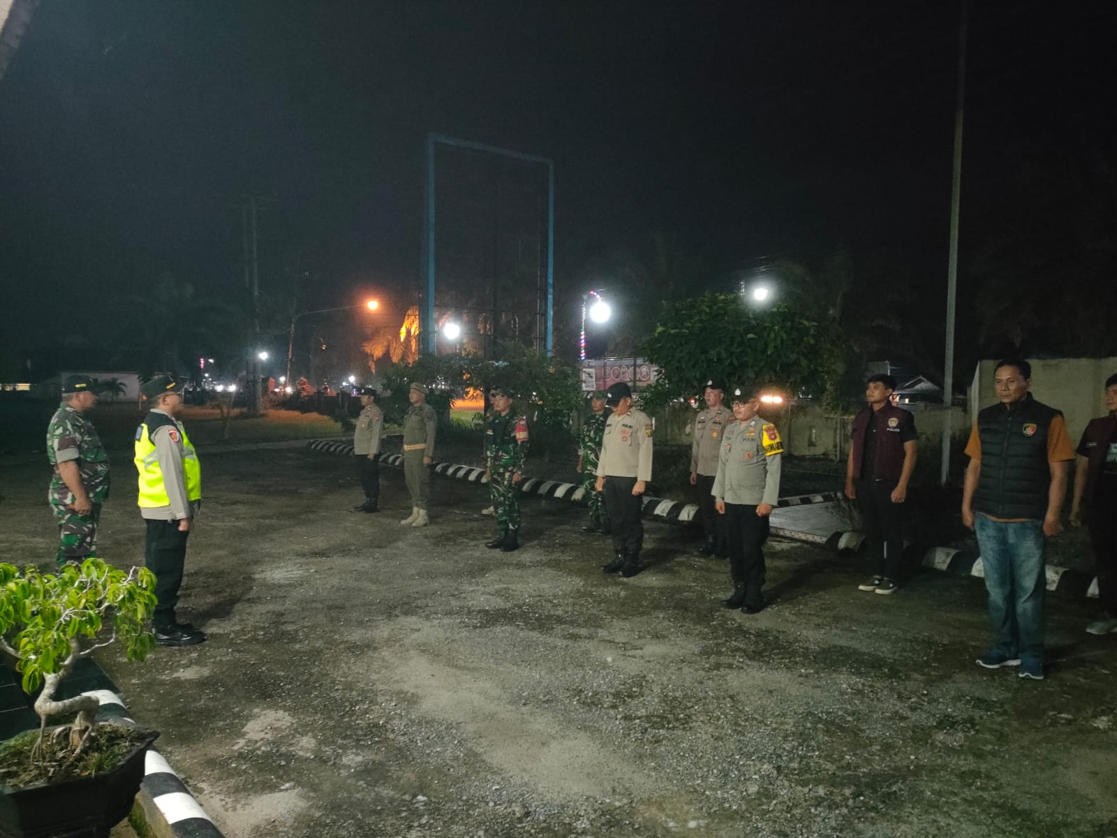 Apel gabungan guna memastikan malam pergantian tahun (2025-2026) di Wilkum Polsek Buay Madang Timur berlangsung aman, nyaman, dan kondusif. 