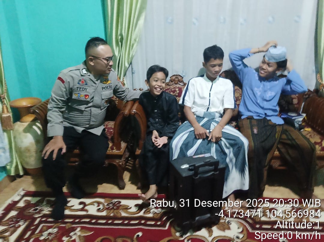 Personel Polsek Buay Madang Timur melaksanakan giat sambang dan menyampaikan himbauan Kamtibmas. 
