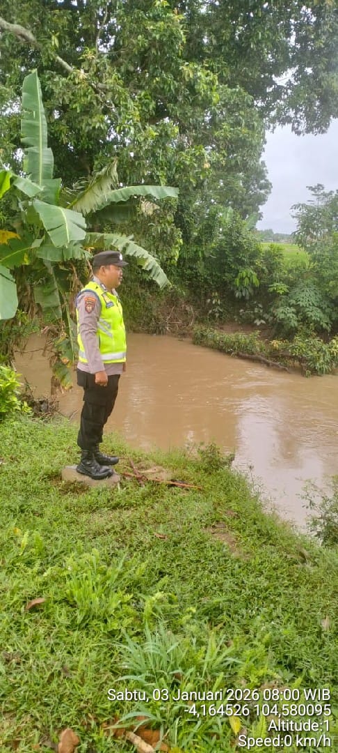 Personel Polsek Buay Madang Timur melaksanakan monitoring debit air Sungai Macak dan sepanjang aliran irigasi Bendungan Komering di Wilkum Polsek BMT.