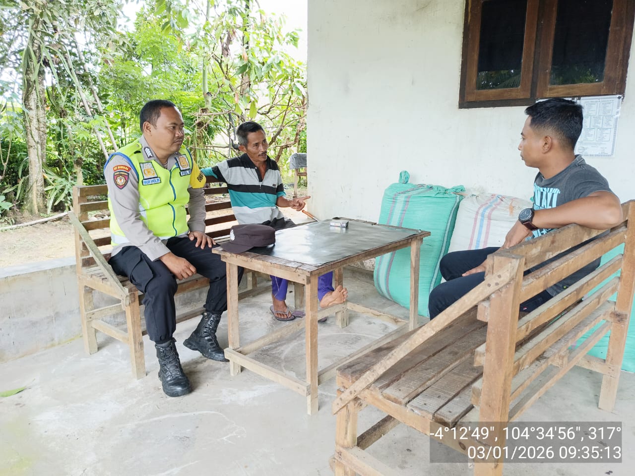 Personel Polsek Buay Madang Timur melaksanakan sambang, dan menyampaikan himbauan kamtibmas kepada masyarakat Desa Rejo Dadi, Kecamatan BMT.