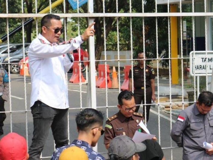 Direktur Eksekutif LSM SIRA, Rahmat Sandi, saat melakukan gelar aksi. (Photo: Hermansyah)