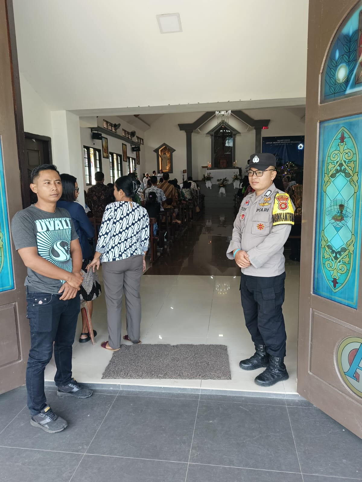 Personel Polsek Buay Madang Timur melaksanakan pengamanan Minggu kasih di Gereja Trinitas Bangun Sari. 
