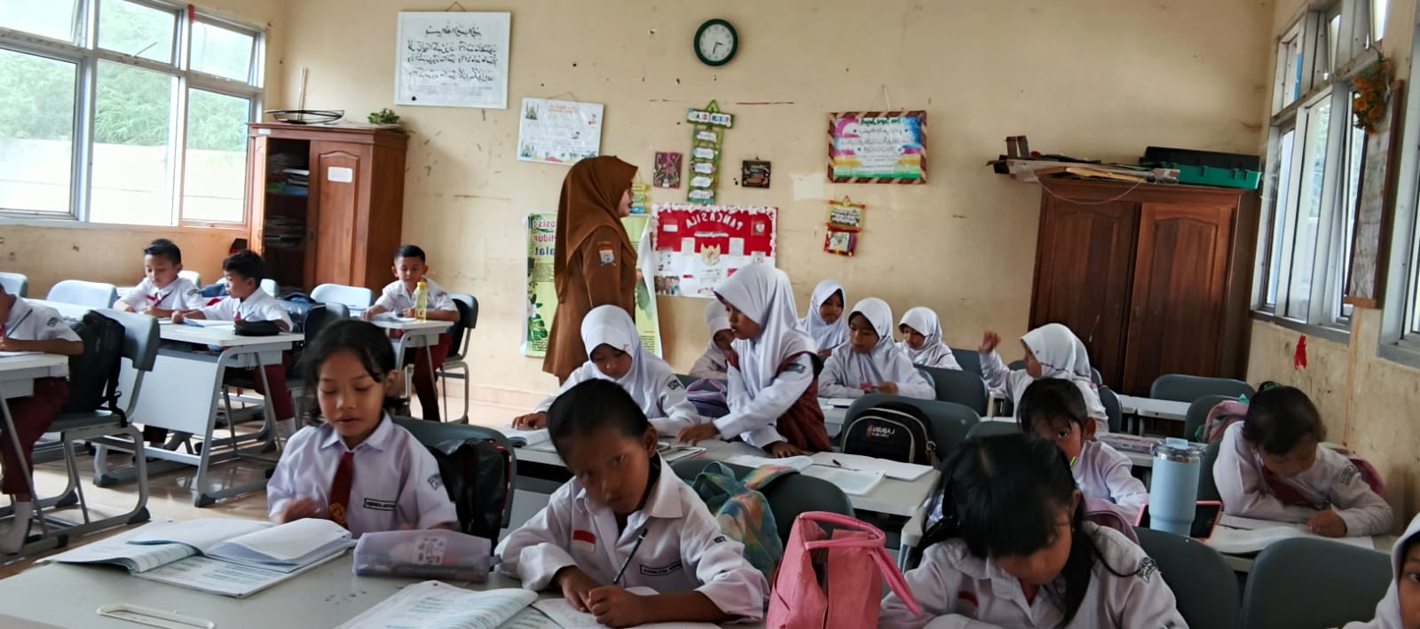 Guru memberikan materi pelajaran kepada siswa memasuki Tahun pelajaran 2025/2026