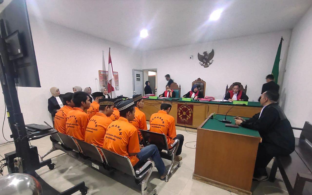 Delapan Terdakwa dihadirkan di Pengadilan Negeri Palembang, Senin (5/1/2026). (Photo: Hermansyah)