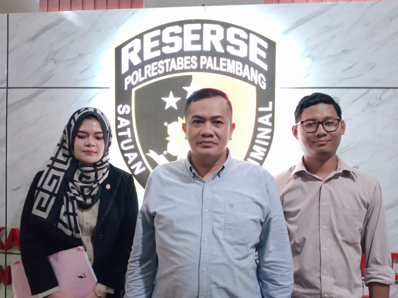 Pengacara korban saat memberikan keterangan. (Photo: Kiki Nardance)