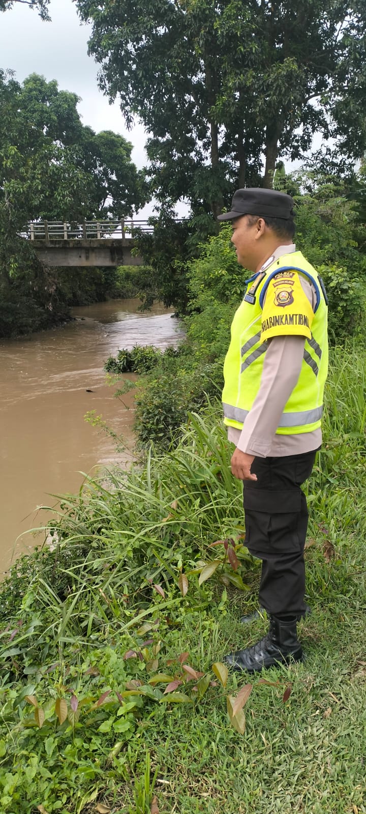 Monitoring debit air Sungai Macak di Desa Sukoharjo, Kecamatan Buay Madang Timur.
