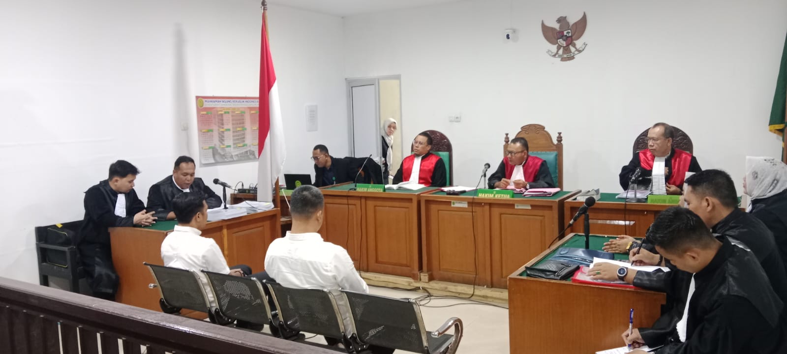 Jaksa Penuntut Umum (JPU) membacakan tuntutan terhadap terdakwa Deni Ahmad Rivai dan Abdi Irawan, dalam sidang kasus dugaan korupsi dana Dispora OKU Selatan di Pengadilan Negeri Tipikor Palembang, Selasa (6/1/2026). (Photo: Hermansyah)