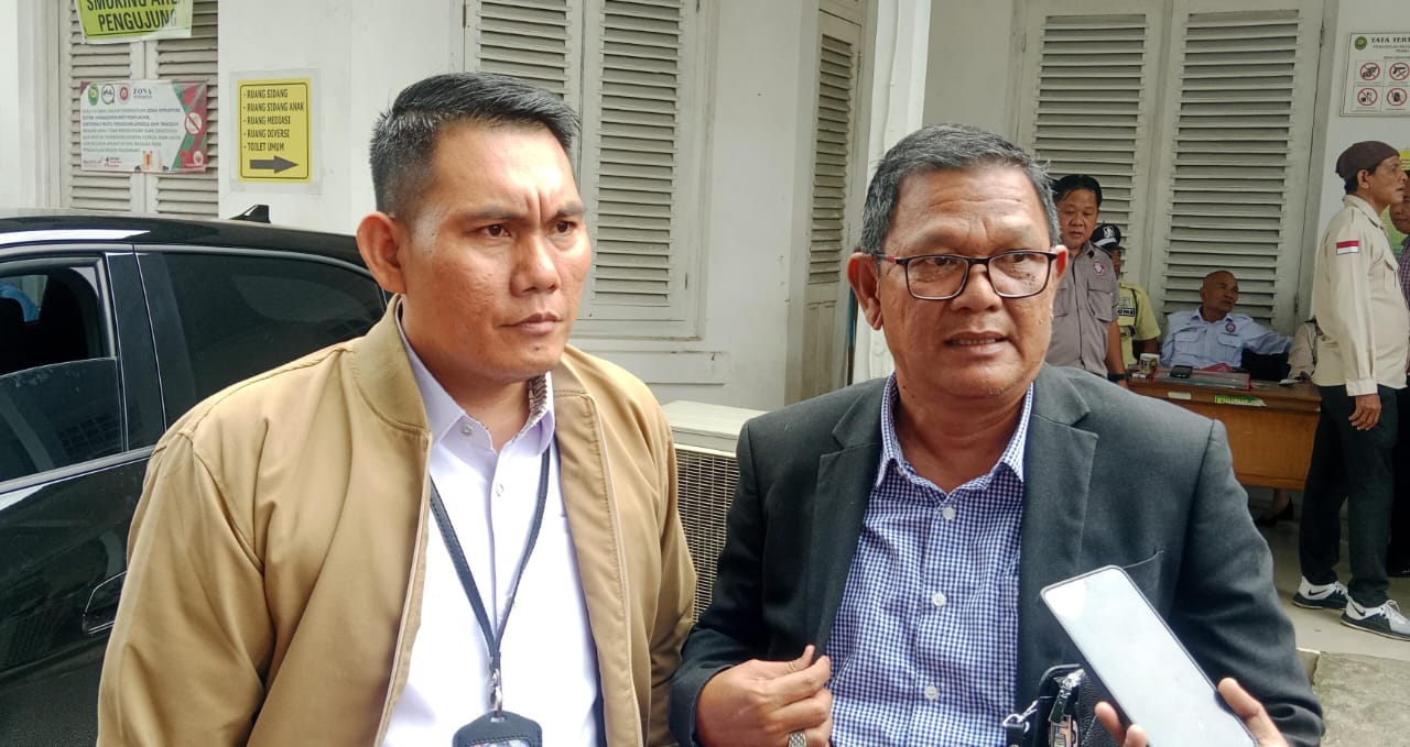 Tim kuasa hukum kedua terdakwa, Rizal Syamsul SH MH bersama Sapriadi Syamsudin SH MH, saat ditemui di Pengadilan Negeri Palembang, Selasa (6/1/2026). (Photo: Hermansyah)