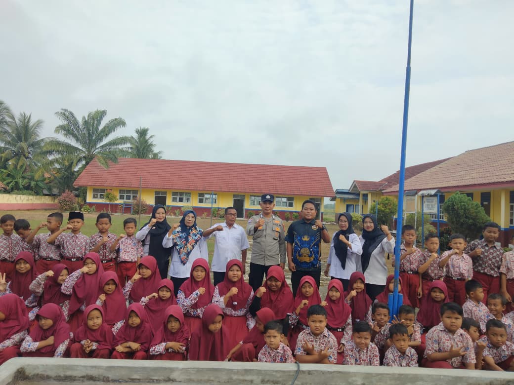 Giat "Police Goes To School" di SDN 02 Sri Mulyo, di Desa Bangun Harjo, Kecamatan BMT.