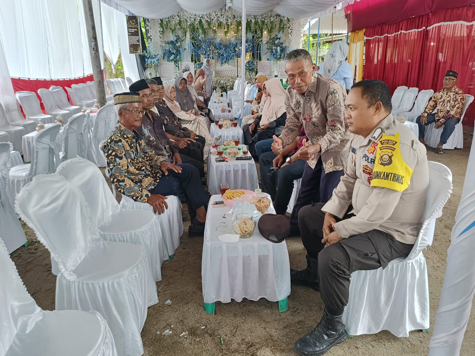 Personel Polsek Buay Madang Timur sampaikan larangan pemutaran musik remix. 
