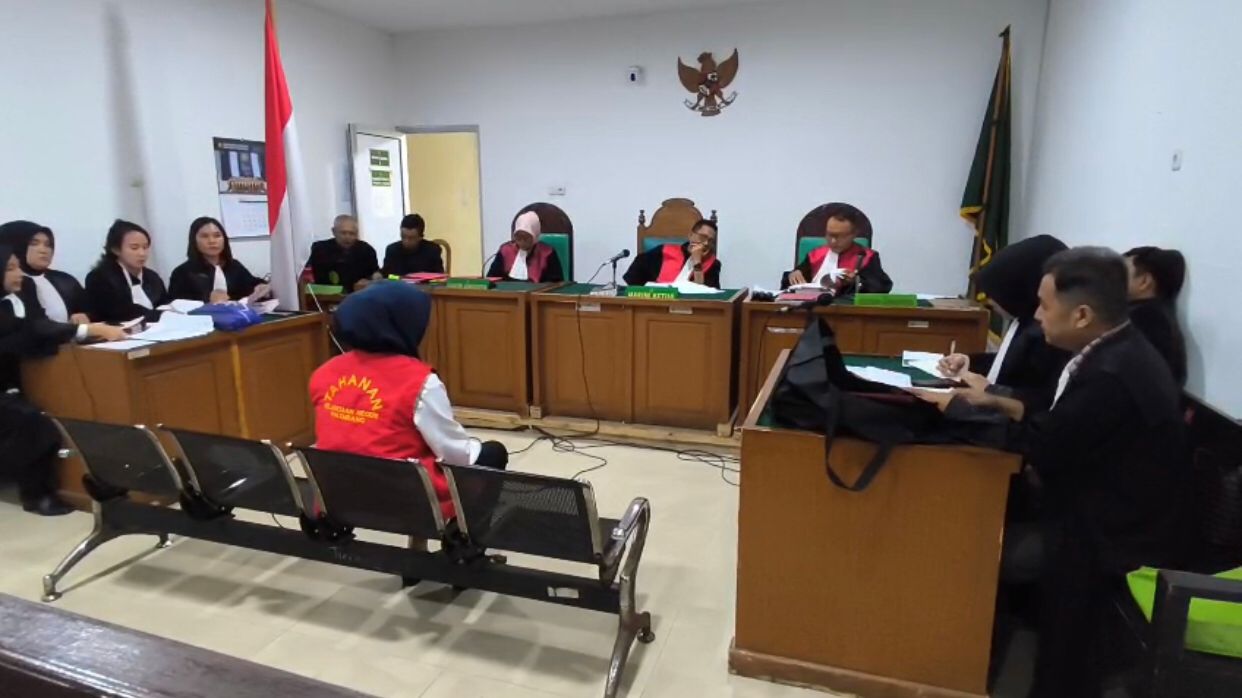 Ter­dakwa Evy Lamarya, saat menjalani sidang pembacaan putusan di Pengadilan Negeri Palembang, Rabu (1/7/2026). Majelis hakim menjatuhkan vonis 1 tahun 6 bulan penjara dalam perkara penggelapan sertifikat tanah. (Photo: Hermansyah)