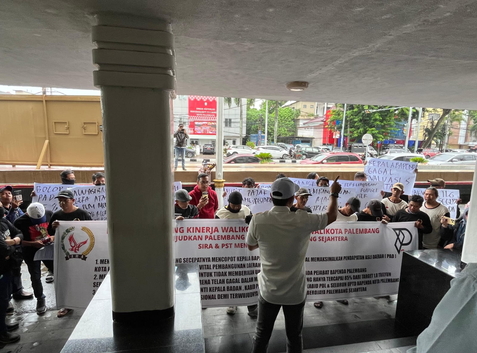 Puluhan massa yang tergabung dalam SIRA dan PST menggelar aksi damai di Palembang, mendesak Wali Kota Palembang melakukan evaluasi total jajaran Bapenda. (Photo: Hermansyah)