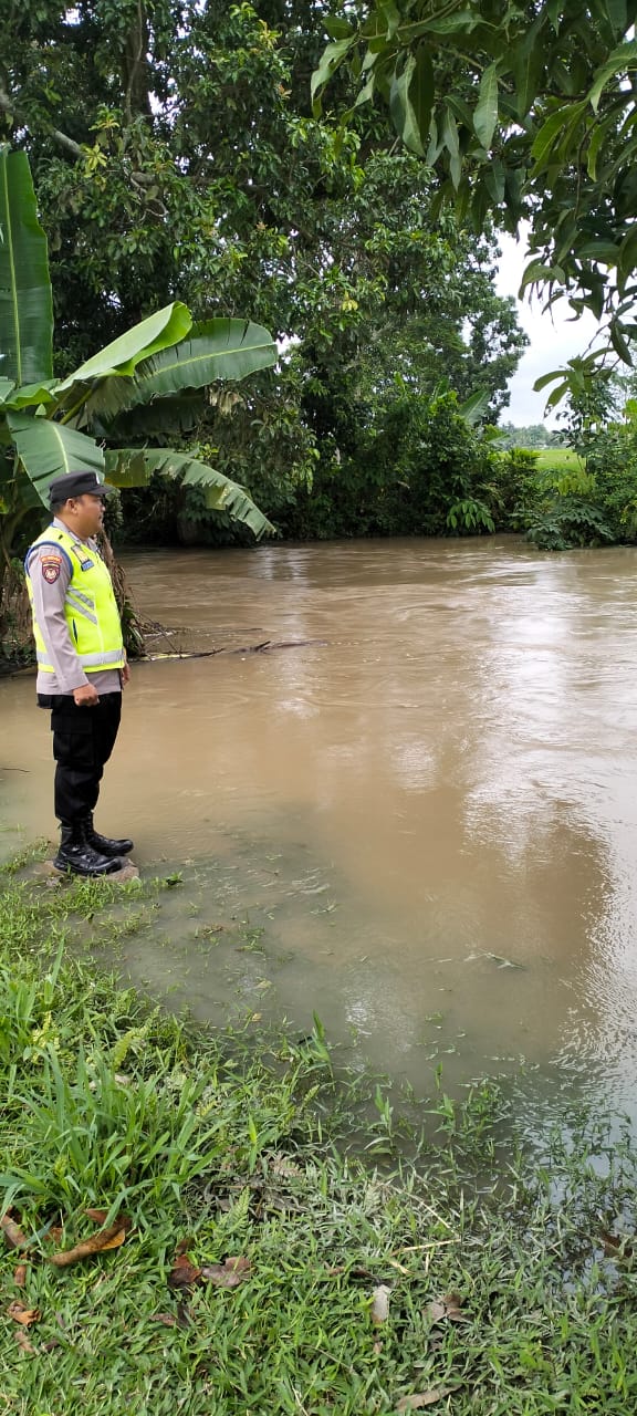 Personel Polsek Buay Madang Timur melaksanakan giat monitoring debit air Sungai Macak di Desa Sukoharjo. 