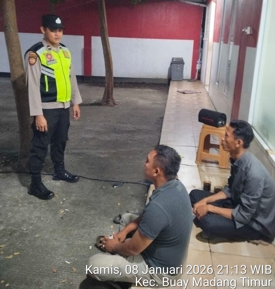 Personel Polsek Buay Madang Timur melaksanakan giat sambang dan menyampaikan himbauan Kamtibmas. 