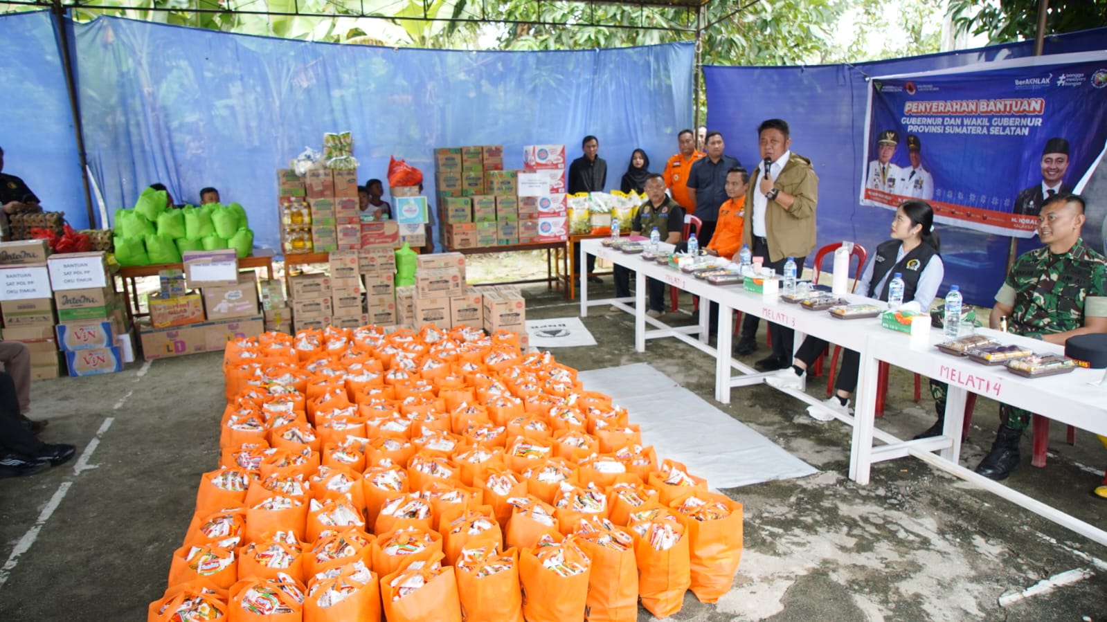 Gubernur Sumsel dan Bupati OKU Timur Kompak Serahkan Bantuan Bagi Warga Terdampak Banjir Desa Nusa Jaya
