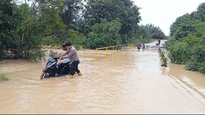 Luapan Sungai Birek Rendam Jembatan, Akses Jalan di Desa Gumawang Terhambat