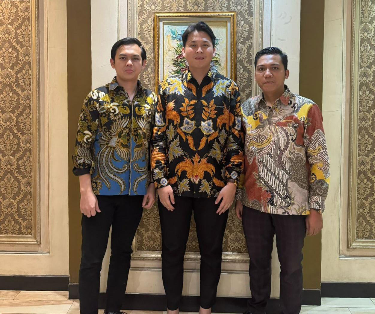 Kuasa hukum HM, Rilo Budiman, didampingi Axel Febrianzo, M Abyan Zhafran, Amin Rais, Febri Prayoga, dan Iim Saputra Noptabi, menegaskan kliennya tidak bersalah dan menyerahkan pembuktian kepada proses hukum, Sabtu (10/1/2026). (Photo: Hermansyah)