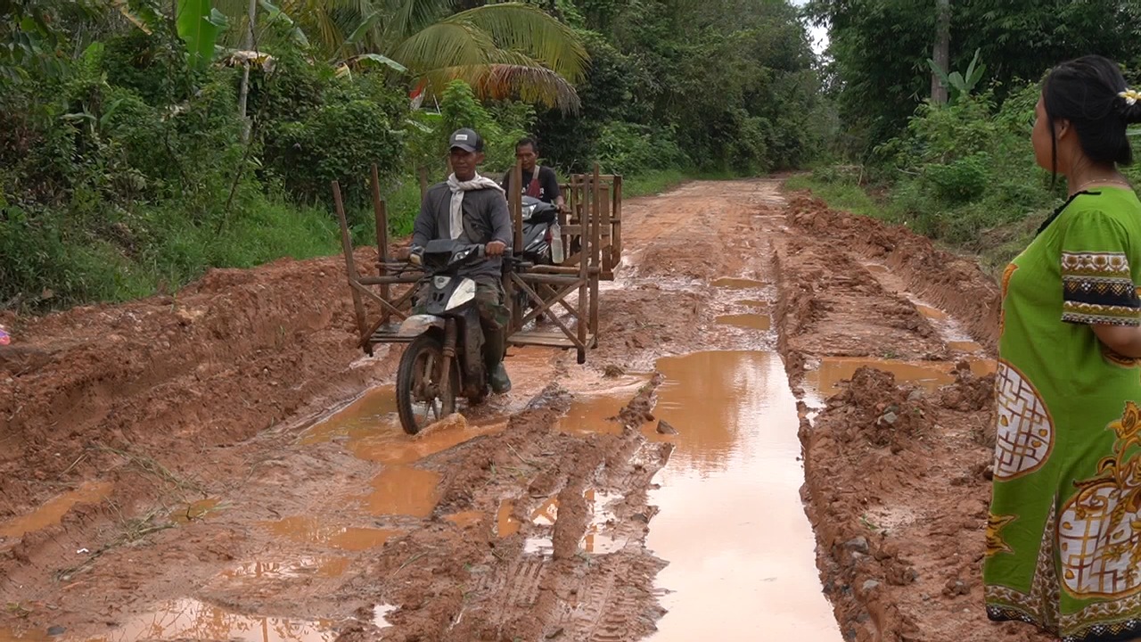Jalan Rusak Berlumpur di Talang Buluh Hambat Aktivitas Warga Perbatasan Banyuasin–Palembang