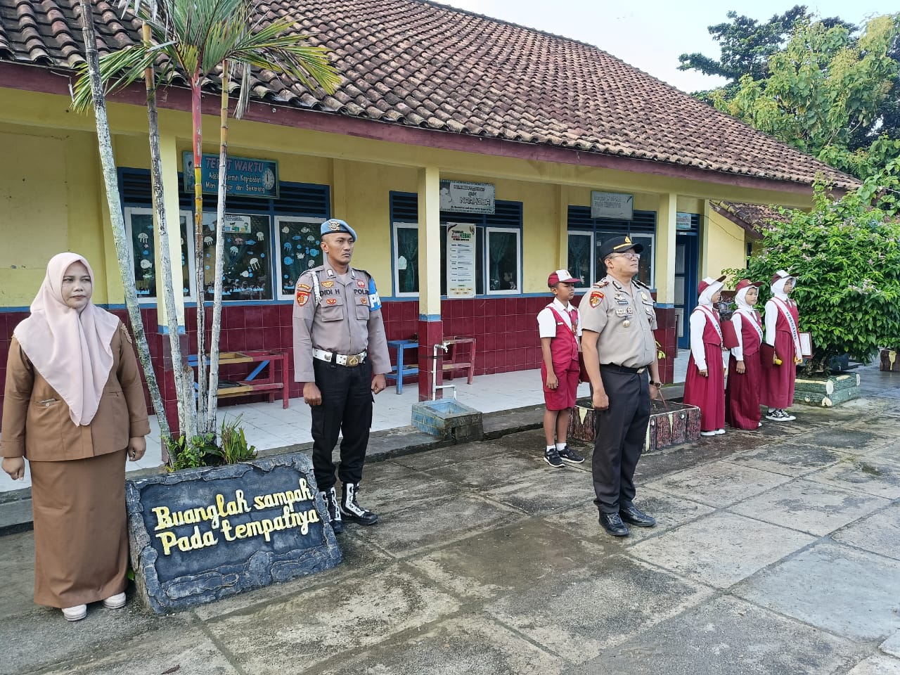 Kapolsek Buay Madang Timur sebagai pembina upacara di SD Negeri Kumpul Rejo. 