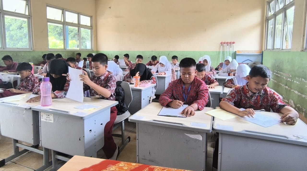 Siswa tes kemampuan akademik harian di dalam kelas