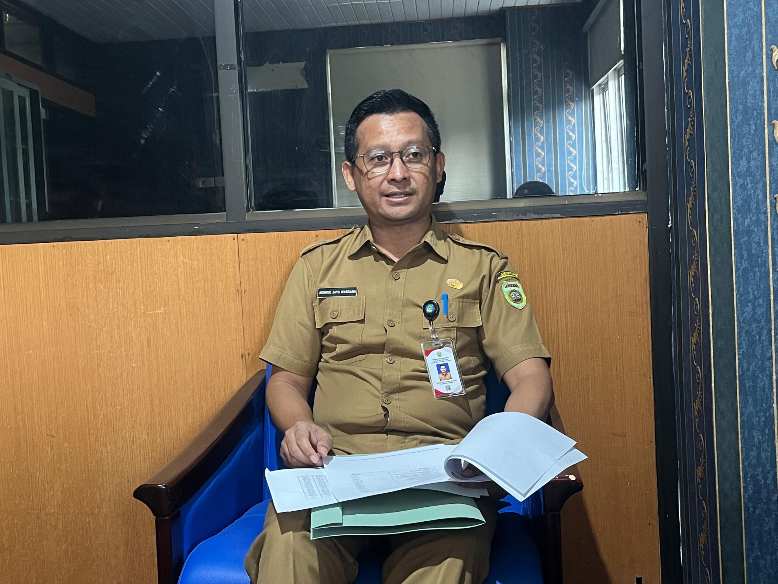 Kepala Bidang Energi Dinas ESDM Sumsel, Akhirul Jaya Wardana saat diwawancarai di ruang kerjanya, Senin (12/1/2026). Foto: Tia