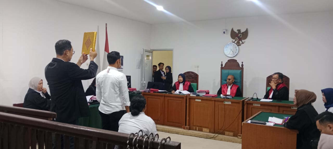 Terdakwa Lindri Utami, menjalani sidang di Pengadilan Negeri Palembang, Senin (12/1/2026). (Photo: Hermansyah)
