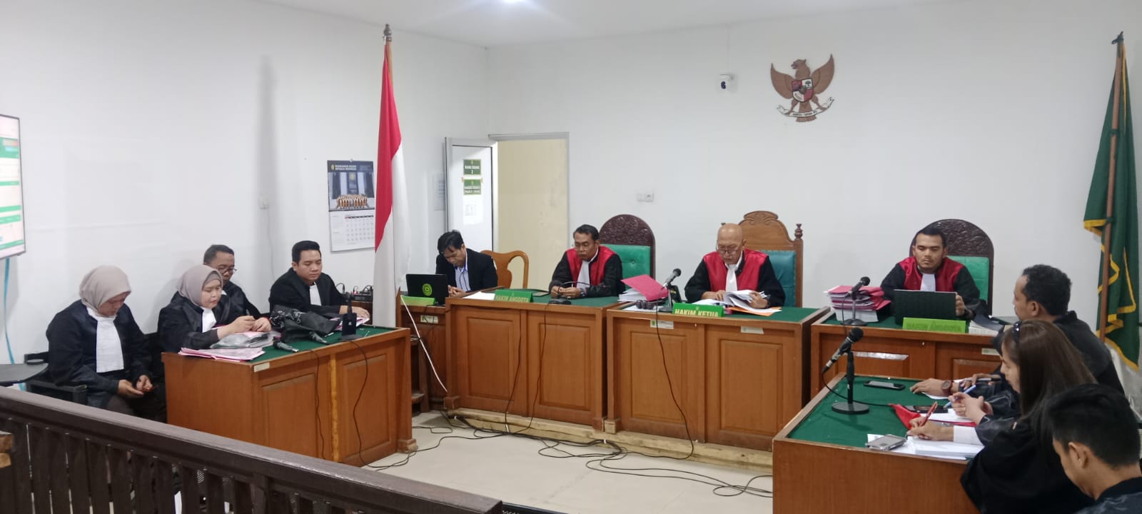 Suasana persidangan perkara Tindak Pidana Pencucian Uang (TPPU) di Pengadilan Negeri Palembang, Senin (12/1/2026), saat majelis hakim membacakan putusan sela atas eksepsi terdakwa. (Photo: Hermansyah)
