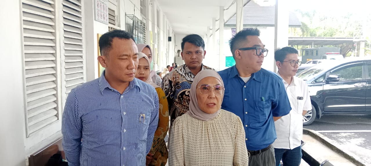 Kuasa hukum Alex Noerdin, Titis Rachmawati, SH, MH, didampingi Redho Junaidi, SH, MH, saat ditemui di Pengadilan Negeri Palembang, Senin (12/1/2026). (Photo: Hermansyah)