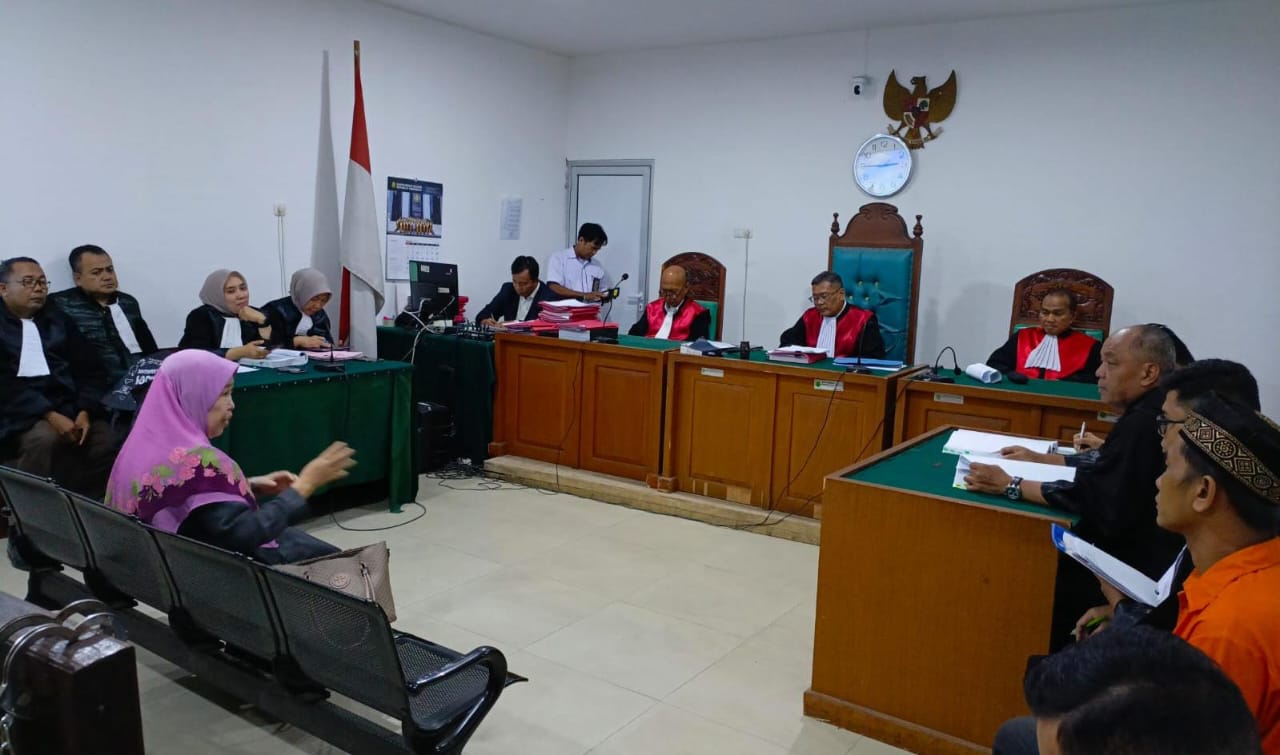 Suasana persidangan di Pengadilan Negeri Palembang, saat saksi ahli memberikan keterangan dalam perkara dugaan pengangkutan batubara ilegal yang menjerat sopir Hendri, Senin (12/1/2026). (Photo: Hermansyah)