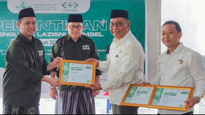 Ketua Paguyuban Sinarmas Sumsel, Iwan Setiawan, menyerahkan donasi perdana Rp25 juta kepada Ketua LAZISNU Sumsel H. M. Irawan Taqwa, disaksikan Ketua PWNU Sumsel KH Hendra Zinuddin Al-Qodri, usai pelantikan pengurus LAZISNU Sumsel 2025–2030 di Palembang. (Photo: Hermansyah)