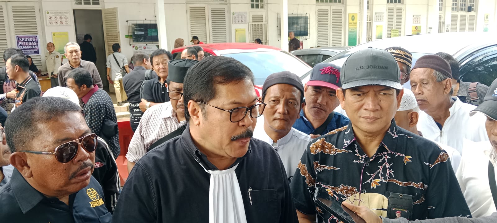 Tim penasihat hukum Haji Halim dipimpin Dr. Jan Maringka memberikan keterangan  usai sidang eksepsi di PN Kelas IA Palembang, Selasa (13/1/2026). (Photo: Hermansyah)