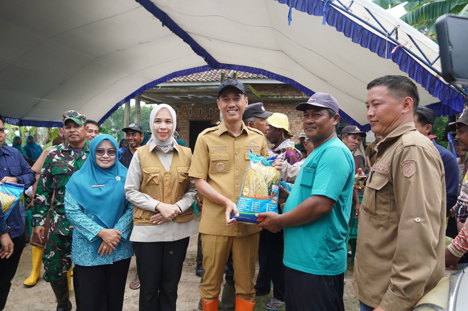 Bupati OKI Salurkan 142 Ribu Kg Benih Padi untuk Pulihkan Sawah yang Terdampak Banjir