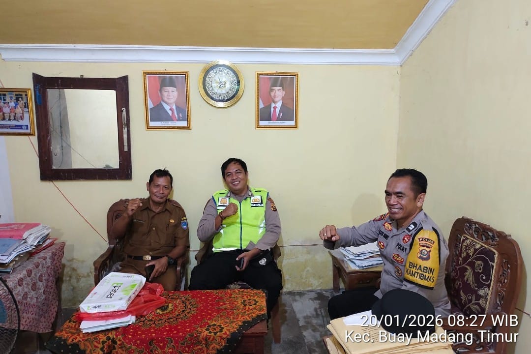 Penuh Keakraban Giat Sambang dan Himbauan Kamtibmas Personel Polsek BMT Dengan Masyarakat