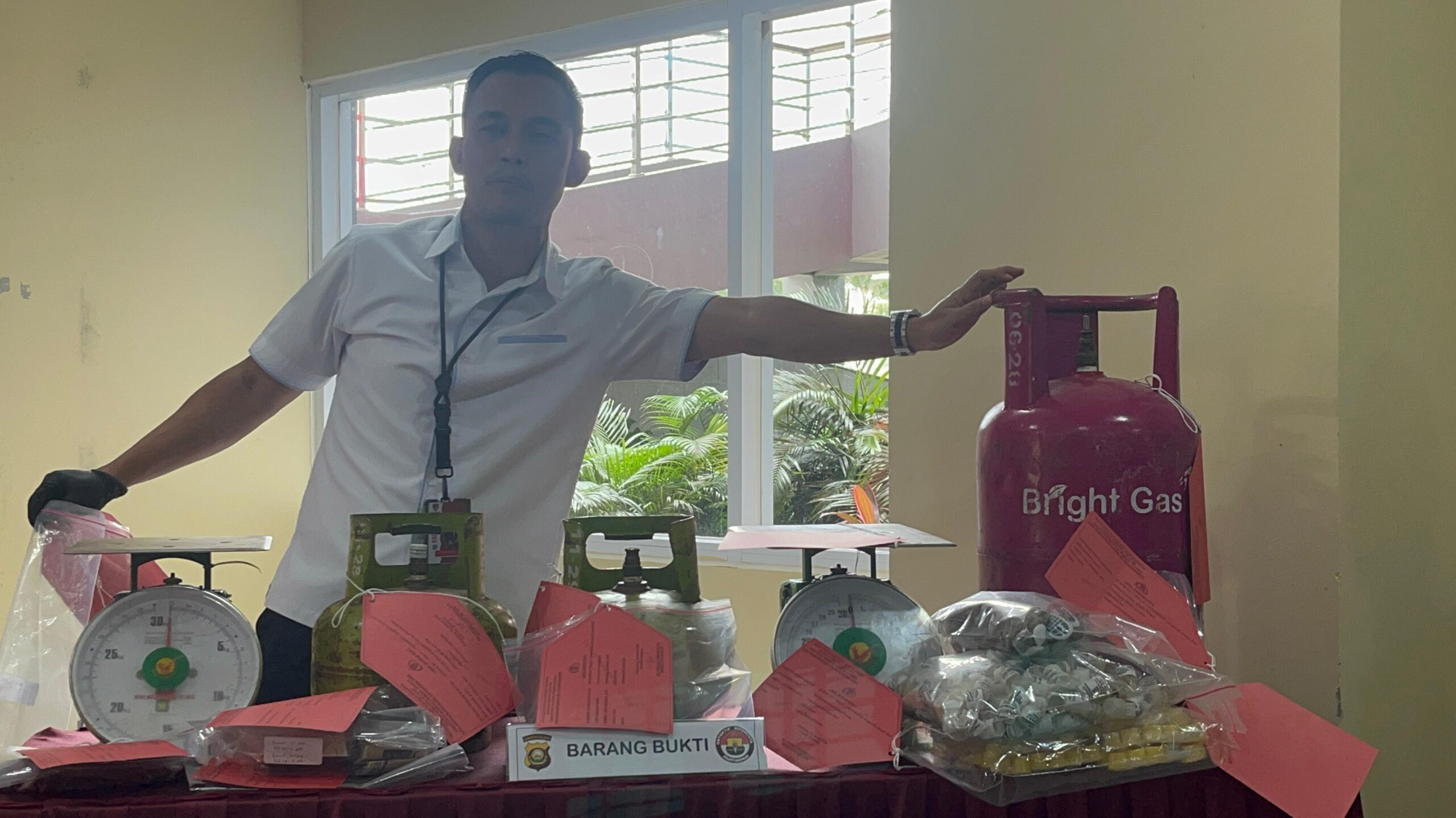 Polisi Bongkar Tempat Oplosan Tabung LPG 3 Kilogram di Palembang