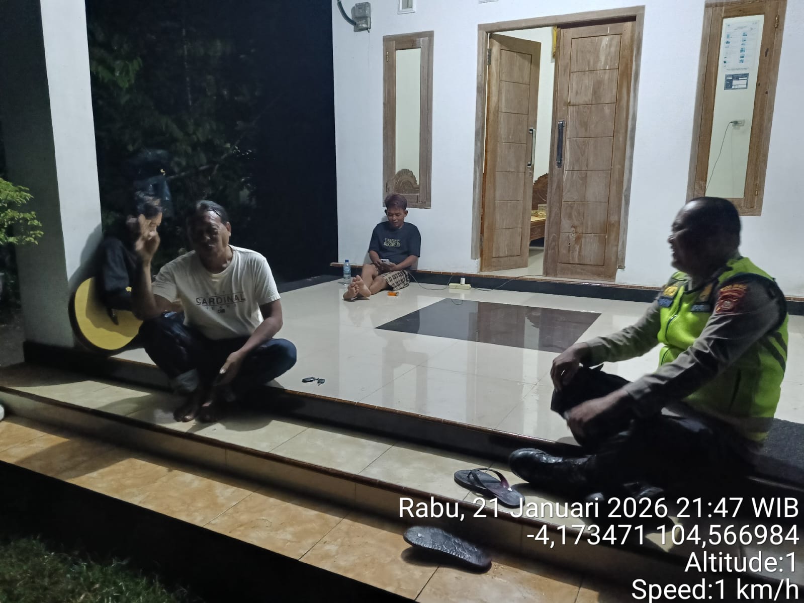 Personel Polsek BMT Penuh Keakraban Sampaikan Himbauan Kamtibmas Kepada Masyarakat Desa Kumpul Rejo