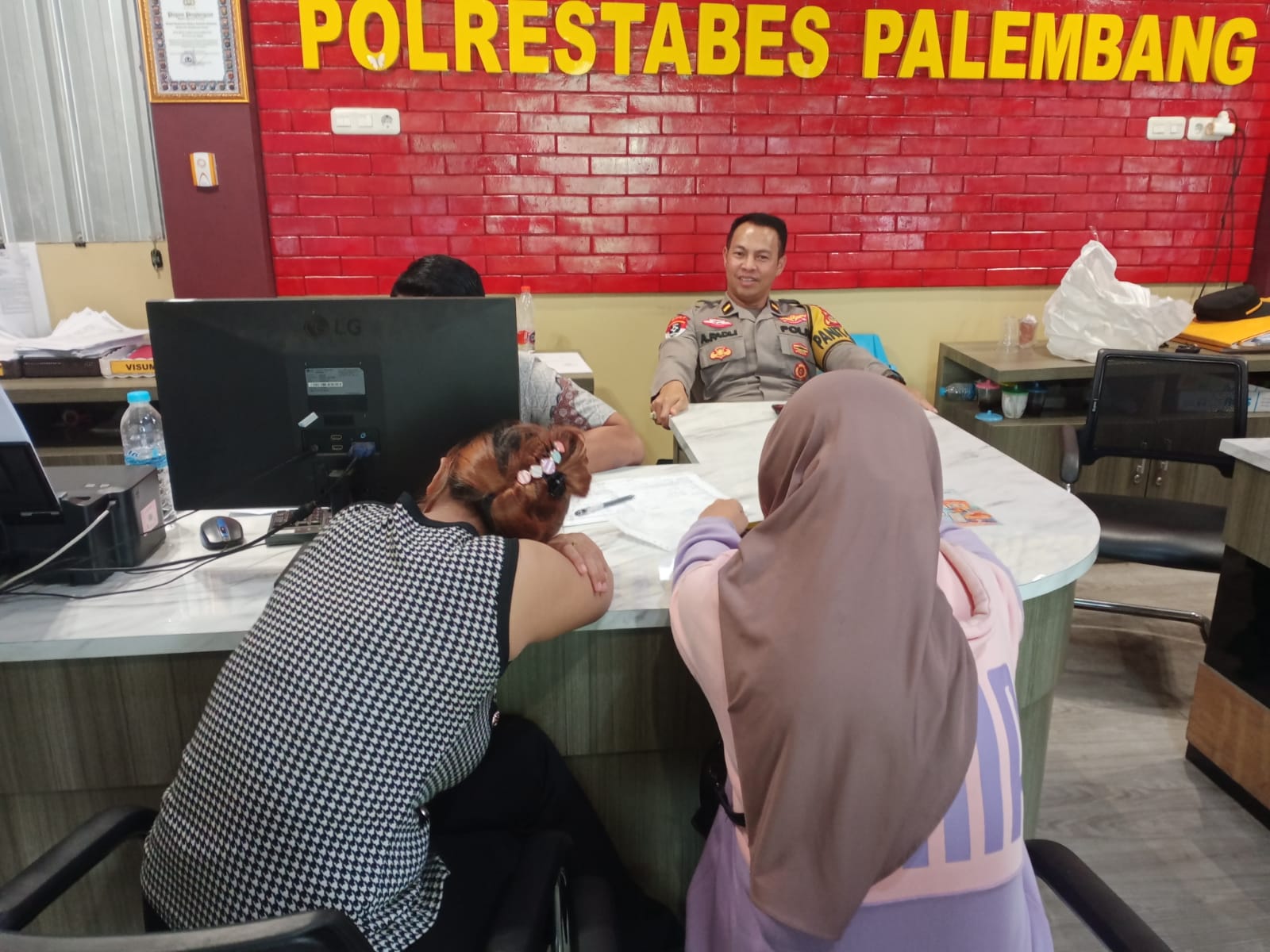 Hendak Pergoki Suaminya Diduga Bersama Wanita Lain, IRT Ini Malah Dikeroyok