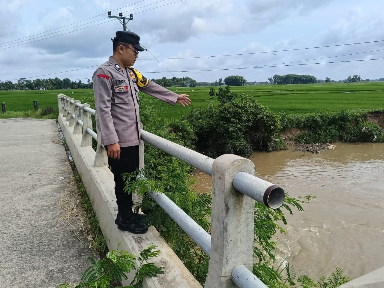 Giat pengecekan debit air Sungai Macak di Desa Kedu oleh personel Polsek Buay Madang Timur.