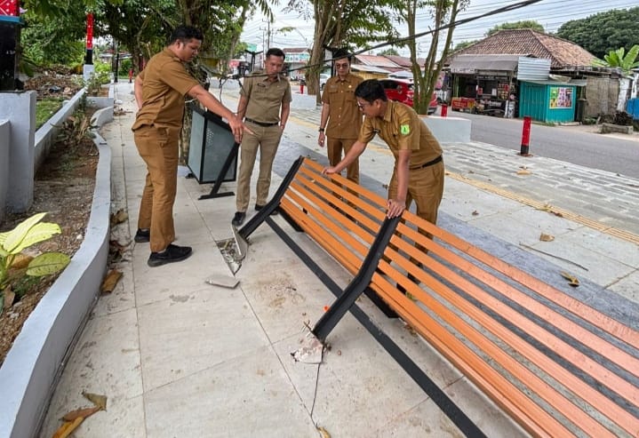 Respon Cepat Dinas Perkim Muba Perbaiki Fasilitas Pendestrian Yang Rusak
