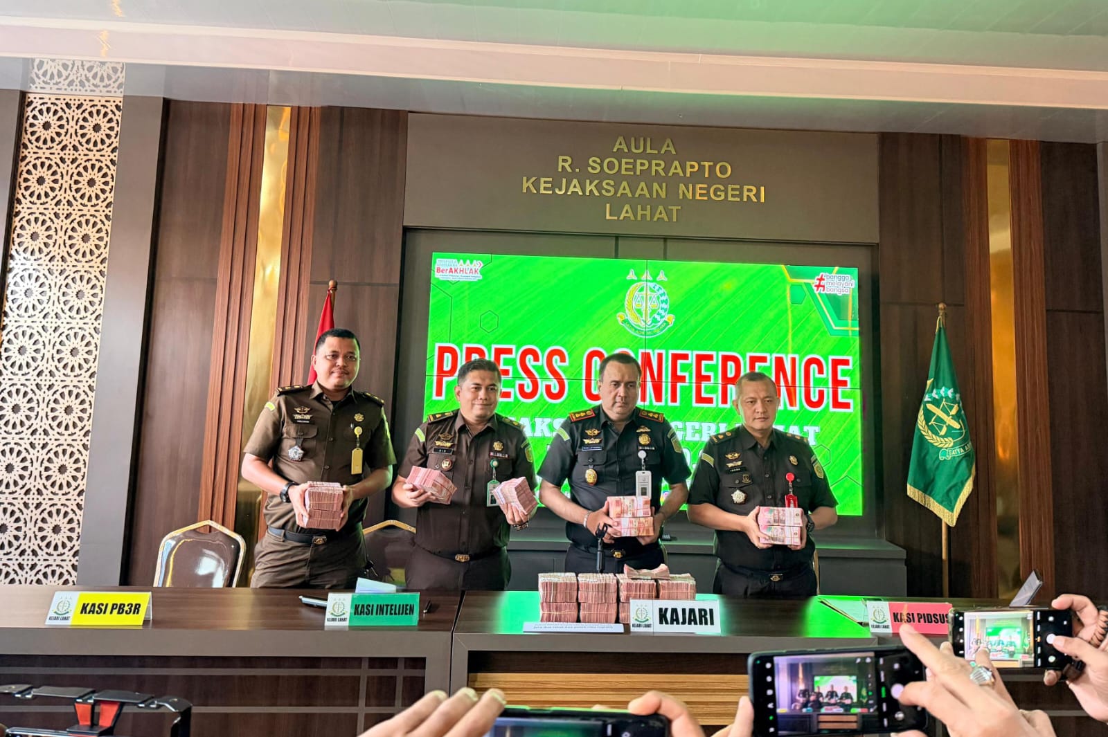 Kejari Lahat eksekusi uang pengganti korupsi Peta Desa 2023 dan selamatkan Rp1,6 miliar uang negara, Selasa (27/1/2026). (Photo: Hermansyah)