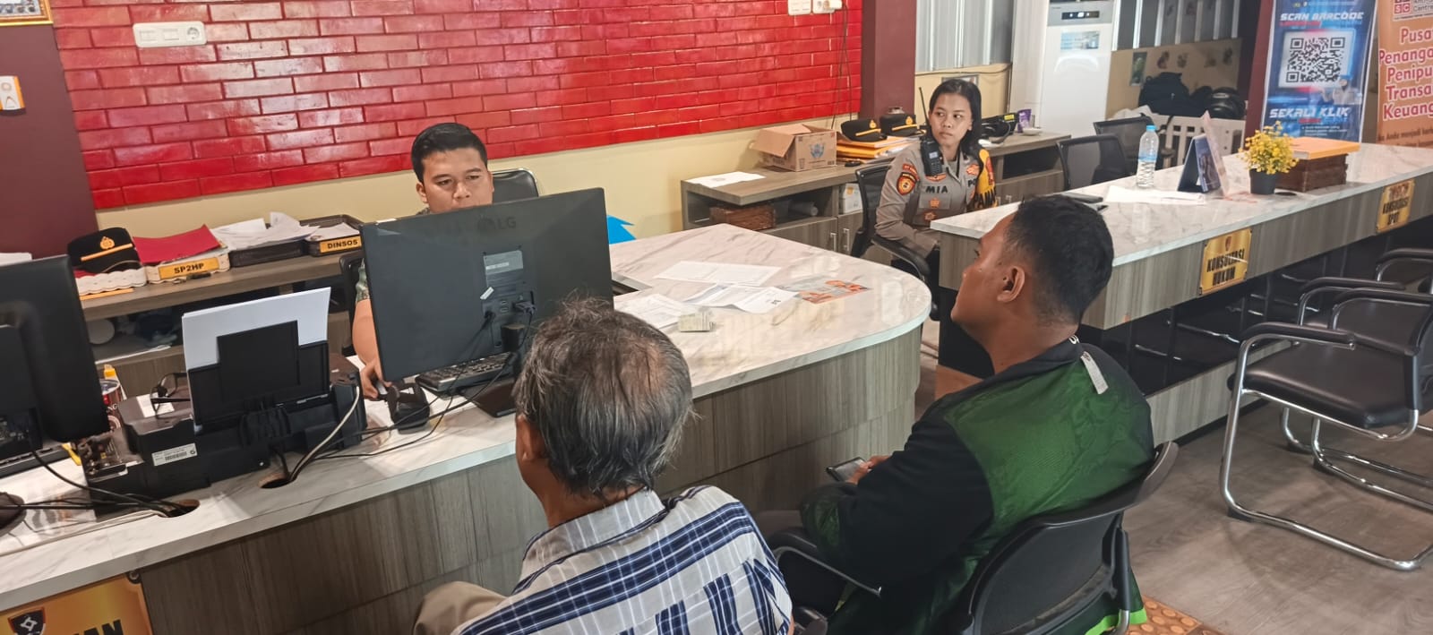 Korban (baju hijau) saat melapor ke Polrestabes Palembang. (Photo: Kiki Nardance)