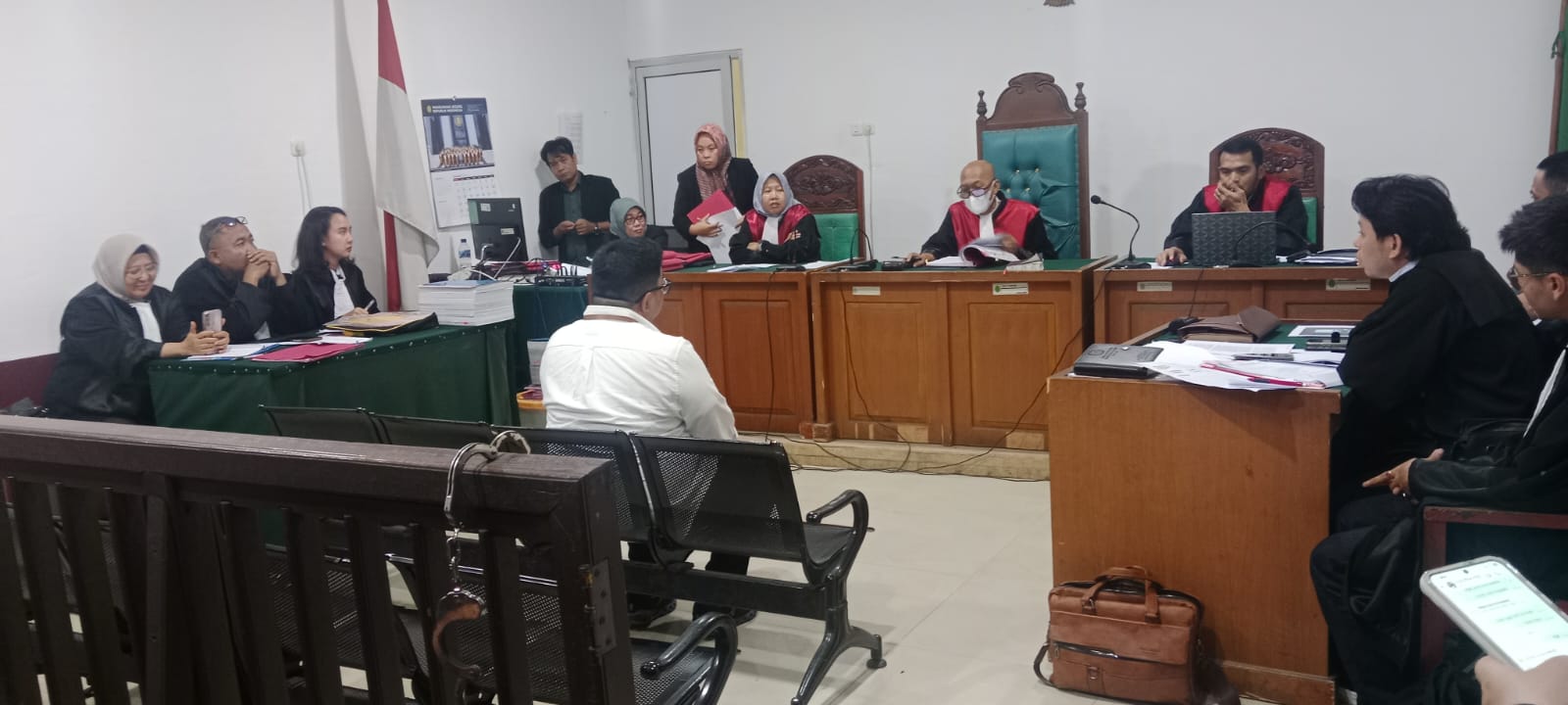 Dua terdakwa kasus dugaan korupsi Dispora OKU Selatan hadir di Pengadilan Negeri Tipikor Palembang, Selasa (27/1/2026), untuk mendengarkan pembacaan putusan majelis hakim. (Photo: Hermansyah)